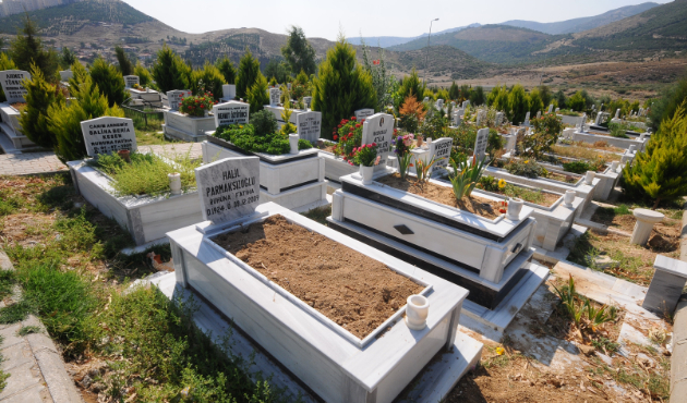 Kendisine ait olmayan mezarlığı satışa çıkardı!