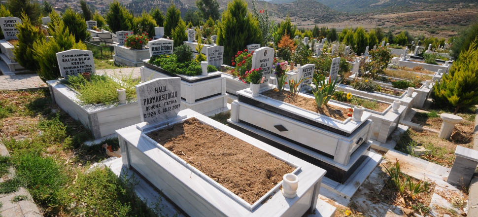 Kendisine ait olmayan mezarlığı satışa çıkardı!