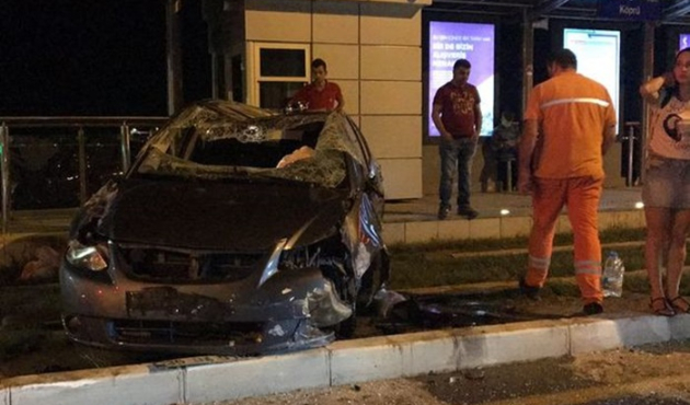 Otomobili ile tramvay durağına girdi!