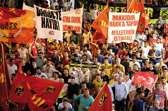 Taraftarlardan darbe girişimi protestosu!