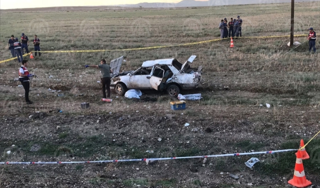 Takla atan otomobilde 2 kişi can verdi...