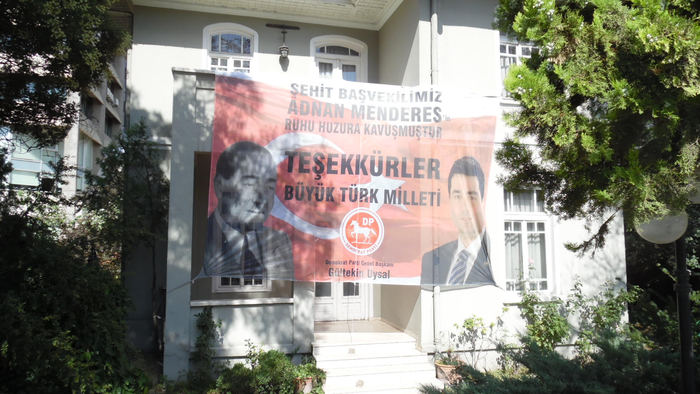 Celal Bayar Köşkü'ne bu pankartı astılar!