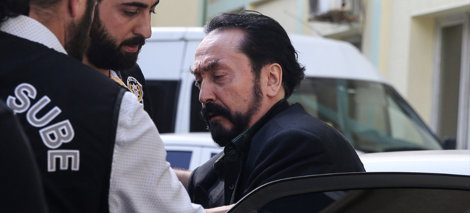 İki öz kardeşle evli, anneleriyle de sevgili!