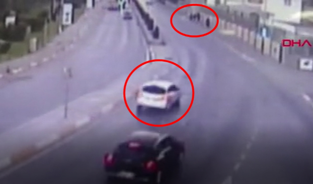 Kaldırımdaki tershane işçilerine çarptı: 2 ölü...