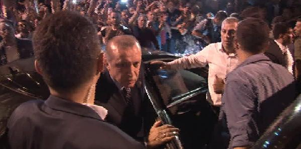 İstanbul'a Fatih gibi girdi... Başkomutan Erdoğan Atatürk Havalimanı'na tekbirlerle geldi