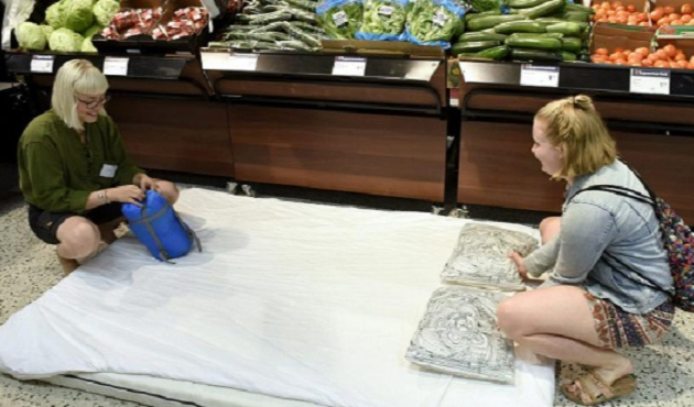 Aşırı sıcaklardan bunaldılar, marketlerde uyudular