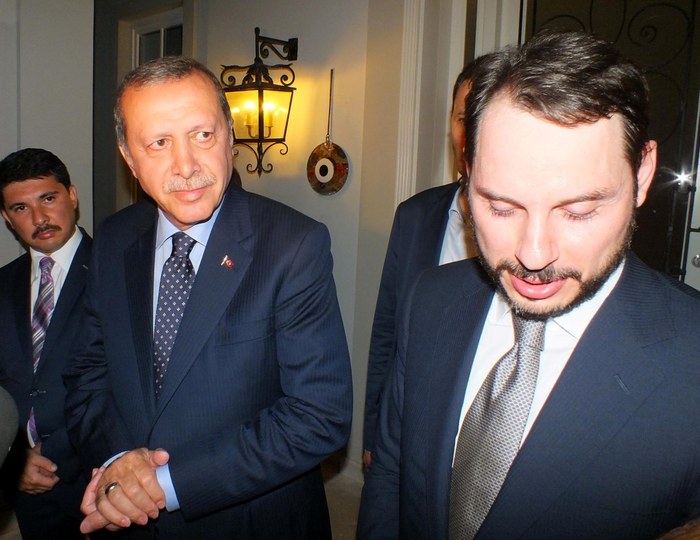 Berat Albayrak o geceyi anlattı:  Cumhurbaşkanı Erdoğan darbe haberini alınca abdest almış
