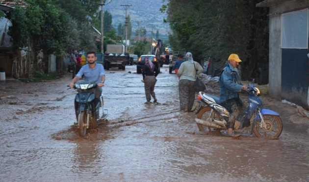 Antalya'da sel hayatı felç etti!