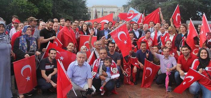 Darbe protestoları her yerde! Çılgın Türkler BM'nin kapısına dayandı!