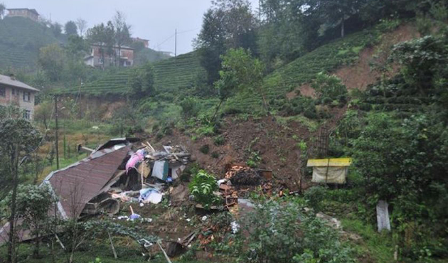 Rize'de 1 ev çöktü, 20 ev boşaltıldı!