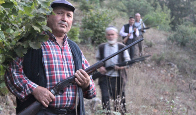 Silahını kapan köylü nöbete başladı!