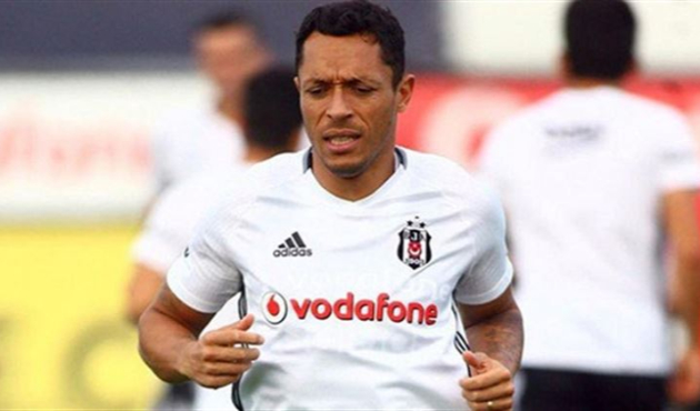 Beşiktaş'tan Adriano açıklaması!