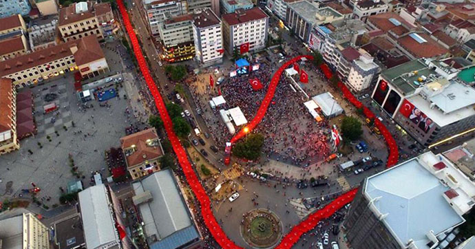 1919 metre bayrakla 20 bin kişi yürüdü!
