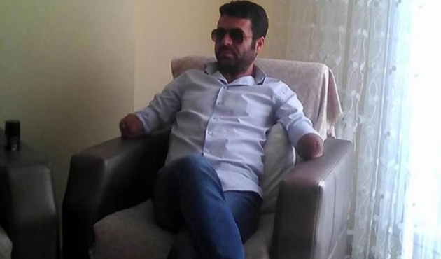 İki kolu da yok, araba kullanırken yakalandı!