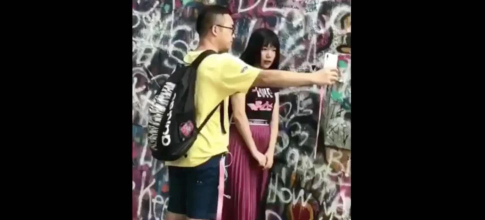 Erkek arkadaşına selfie çubuğu muamelesi yapan kadın...