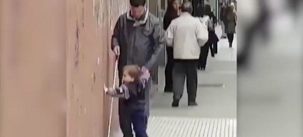 Görme engelli babasının gözleri olan ufaklık...