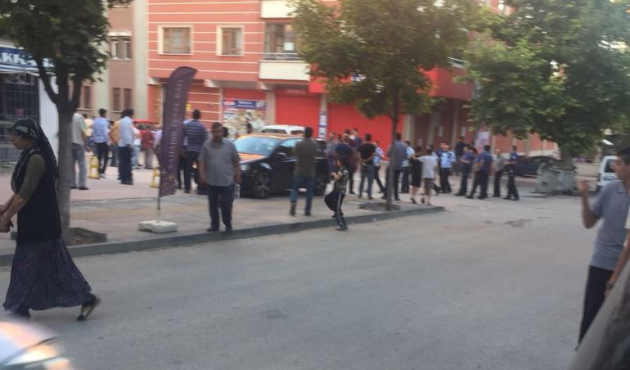 Eline taşı ve sopayı alan oraya koştu!