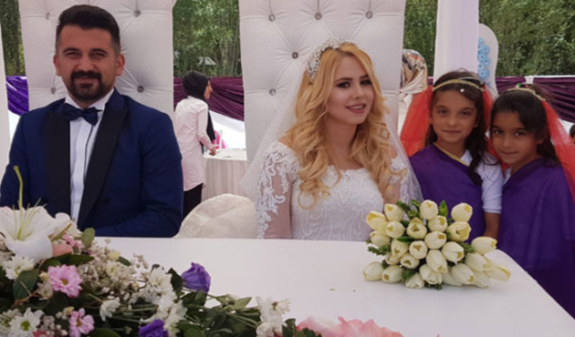 Takı için sıraya girdiler! Gelini altına boğdular