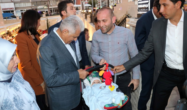 Binali Yıldırım'dan Mert bebeğe altın...