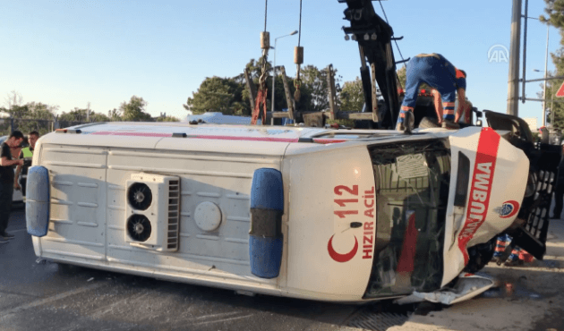 Bakırköy'de ambulans devrildi!