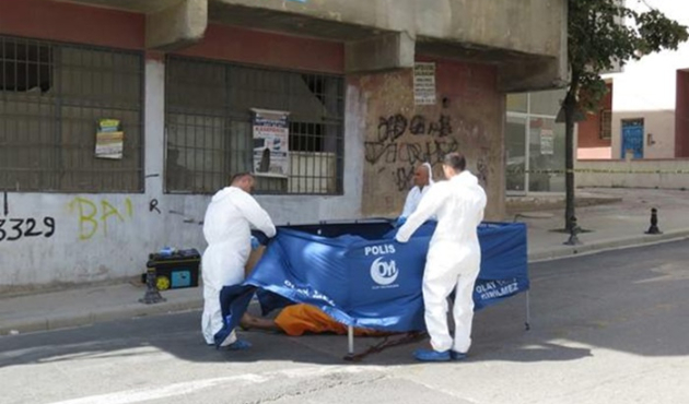 Ayaklarından bağlayıp 4'üncü kattan attılar!