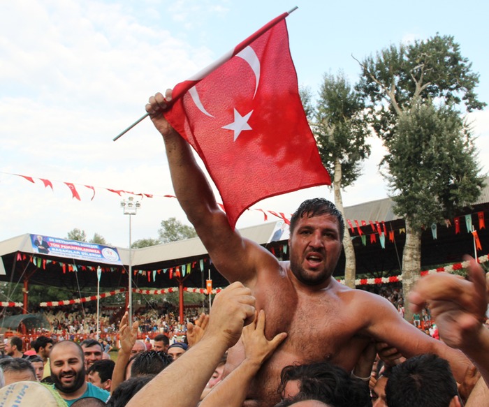 Başpehlivan darbecilere meydan okudu: O tankın karşısına geçer...