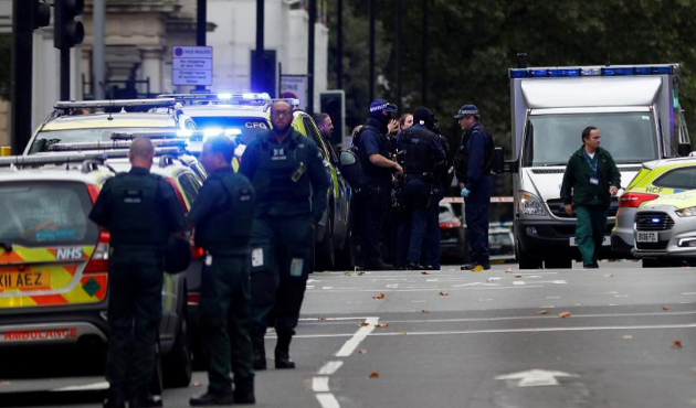 Londra'da otomobil yayaların arasına daldı!