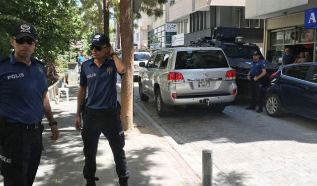 Ev hapsindeki rahip Brunson'a kritik ziyaret!