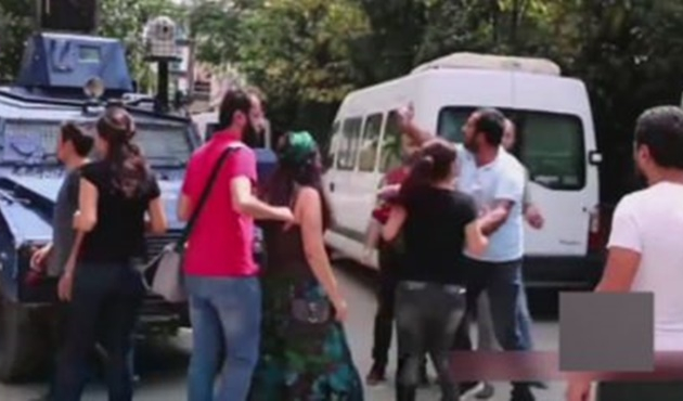 Terörist cenazesinde polise saldırı!