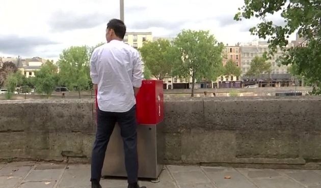 Paris'in en işlek yerlerine pisuvar koydular...