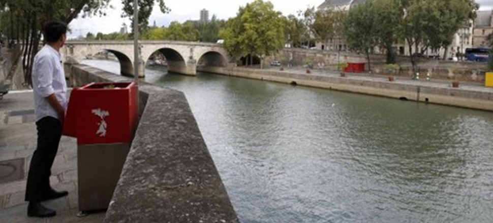 Paris'te açık hava pisuvarları!