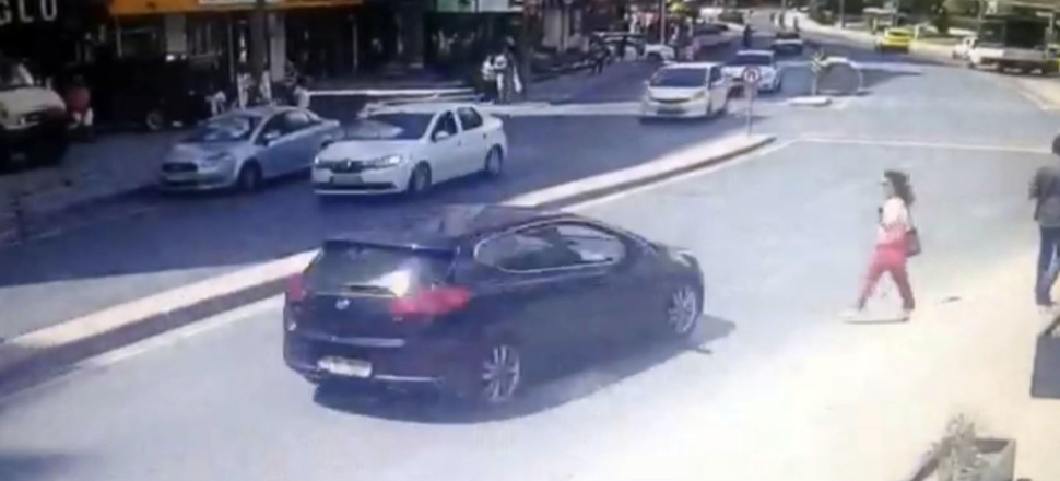 İstanbul'da kadının kafatasının kırıldığı feci kaza kamerada!