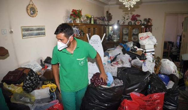 Yatalak oğlunun çeyizi için 10 kamyon çöp topladı!