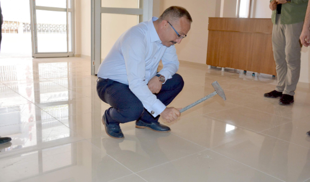 Siirt Valisi, çekici eline aldığı gibi...