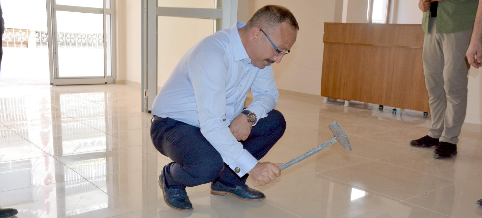 Siirt Valisi, çekici eline aldığı gibi...