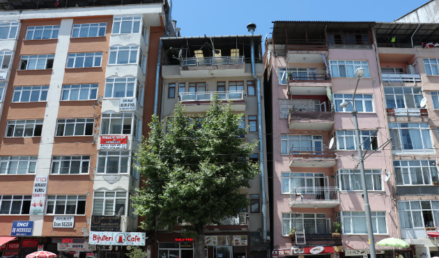 Onlarca aile 'Pisa Kuleleri'nde yaşıyor!