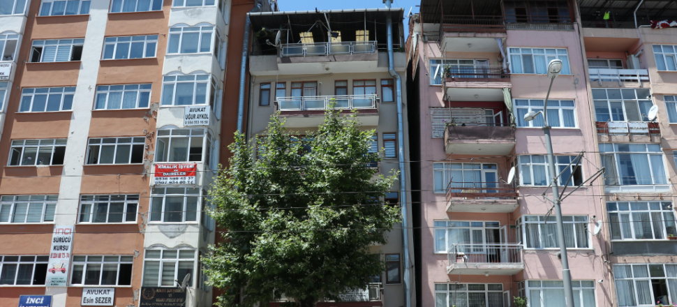 Onlarca aile 'Pisa Kuleleri'nde yaşıyor!