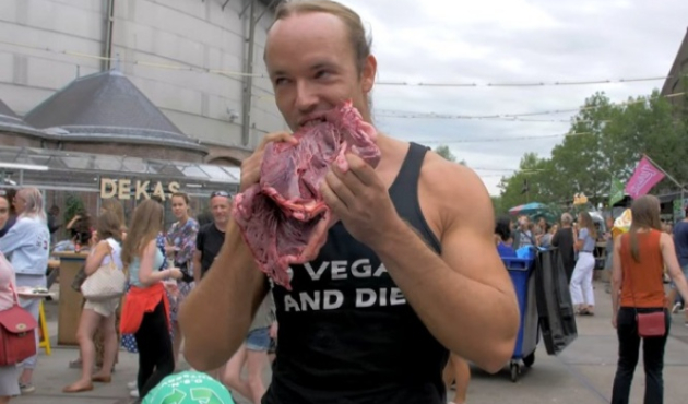 Vegan festivalinde çiğ et yedi!