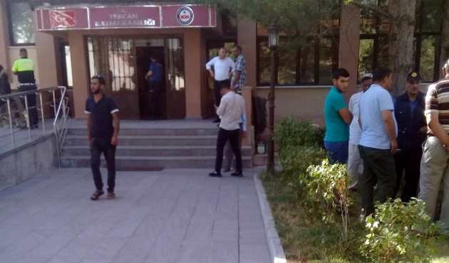 Erzincan Tercan Kaymakamlığı'nda silahlı kavga!