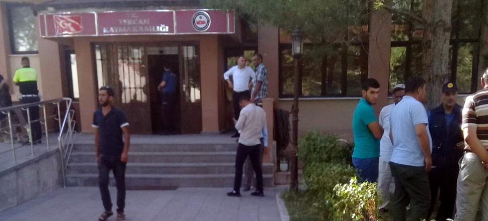 Erzincan Tercan Kaymakamlığı'nda silahlı kavga!