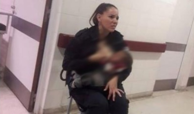 Aç kalan bebeği kadın polis emzirdi!