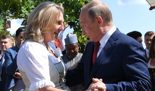 Putin'i düğününe çağıran bakan ülkede kriz çıkardı
