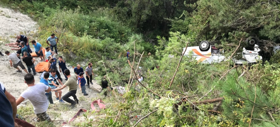 Minibüs uçuruma yuvarlandı: Ölü ve yaralılar var!