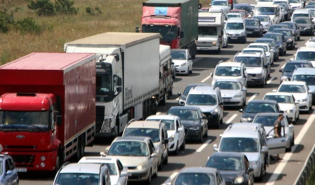 Tatilciler 35 kilometrelik araç kuyruğu oluşturdu