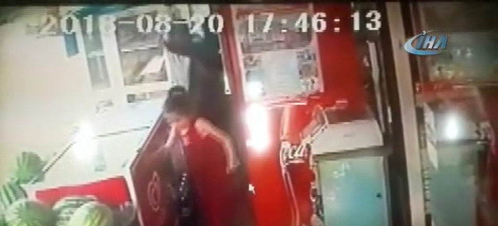 Eşini, kızının yanında defalarca bıçakladı...