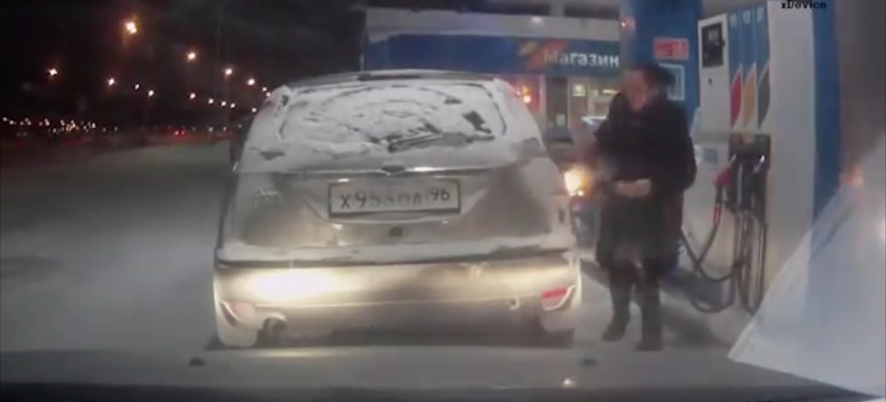 Hortumdaki benzini çakmakla kontrol etmek isteyince...