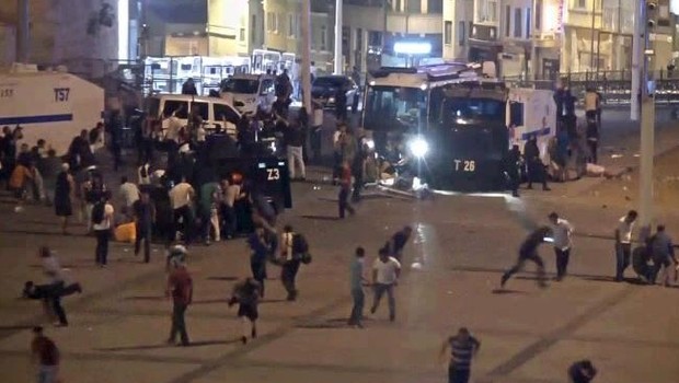 Katliam yapacaklardı! Taksim'de Emniyet Müdürü'nden darbeciye ayar: Daha çocuksun, defol...