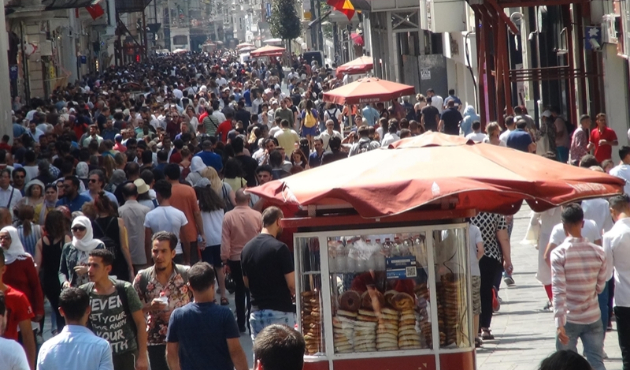 Taksim'de insan seli...