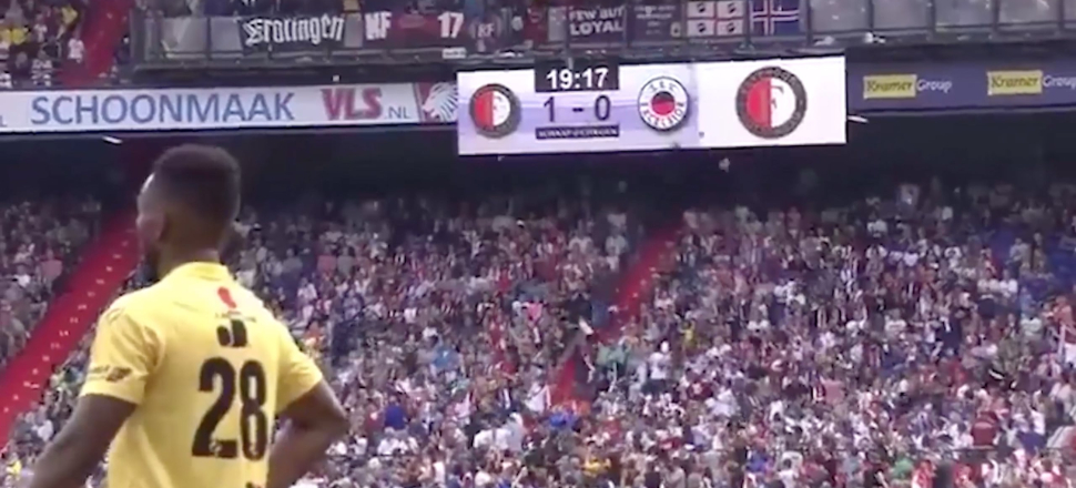 Tribünlerden oyuncak yağdı!