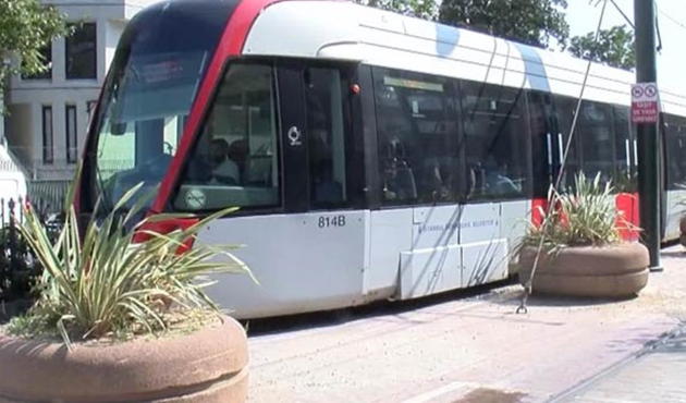 Midibüs tramvaya çarptı!